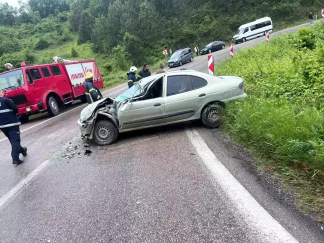 Sinop'ta kamyonet ile otomobilin çarpıştığı kazada 3 kişi yaralandı