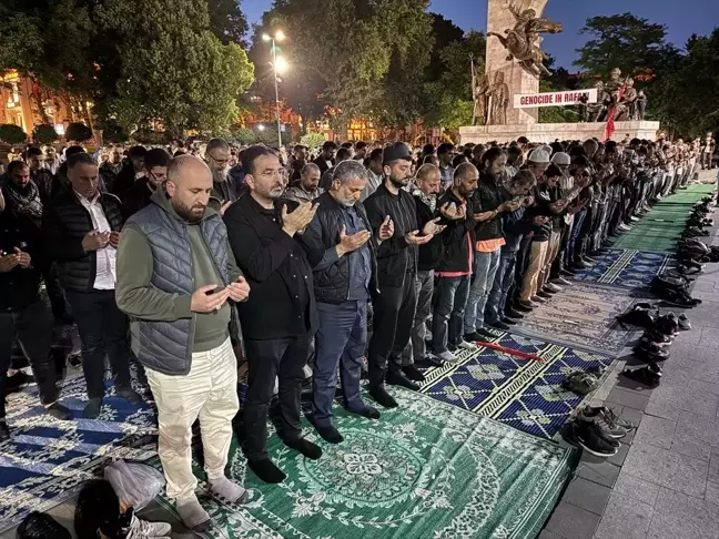 Fatih'te İHH Gençlik Üyeleri Filistinliler İçin Dua Etti