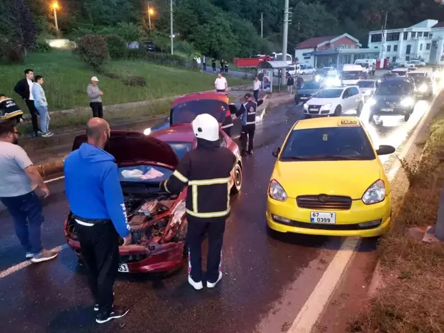 Zonguldak'ta Ticari Taksi ile Otomobil Kaza Yaptı, Kadın Sürücü Yaralandı