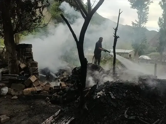 Hakkari'de 2 odunluk, tandır evi ve depoda çıkan yangın söndürüldü