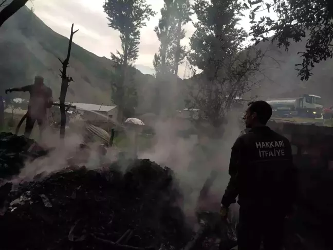 Hakkari'de çıkan yangın köy evlerine sıçramadan söndürüldü