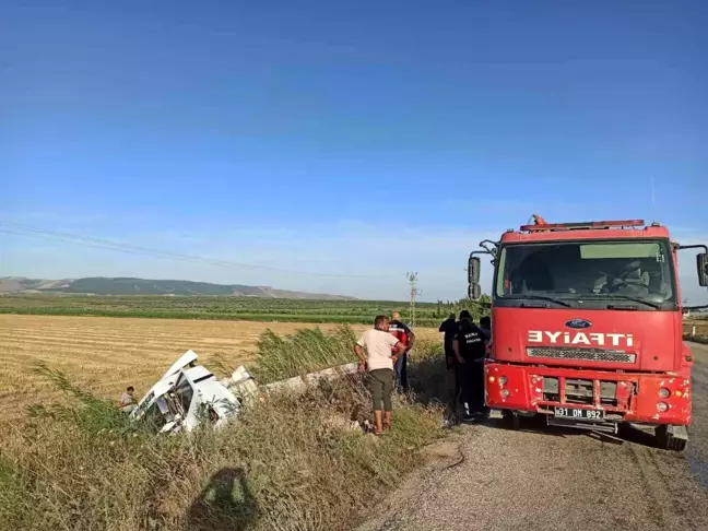 Hatay'da tır tarlaya devrildi, şoför yaralandı