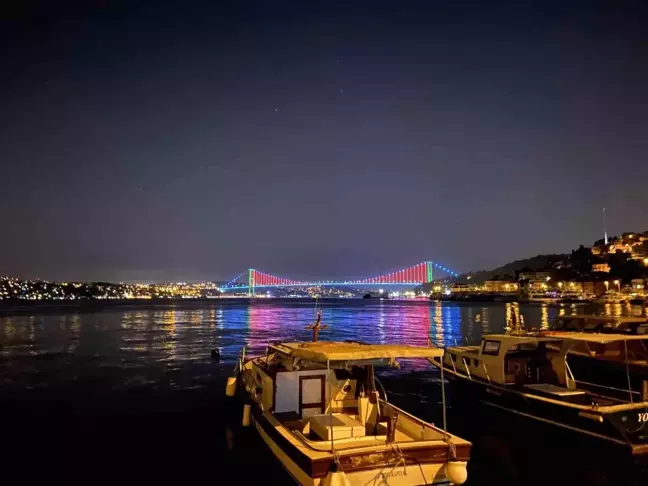 İstanbul'daki köprüler Azerbaycan'ın Müstakillik Günü için renklendi