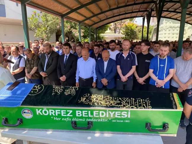 Kocaeli'de Halı Sahada Kalp Krizi Geçiren Zabıta Memuru Toprağa Verildi