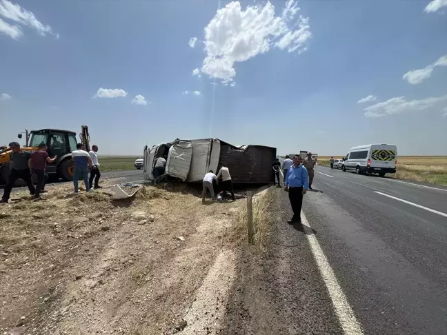 Şanlıurfa'da devrilen kamyondaki 2 kişi yaralandı