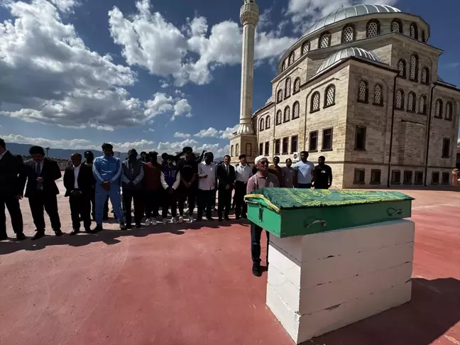 Burdur'da diyaliz tedavisi sonrası hayatını kaybeden yabancı uyruklu kadının cenazesi toprağa verildi