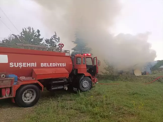 Sivas'ta yıldırım isabet eden baraka yandı