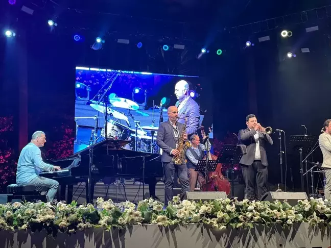 Antalya Akra Caz Festivali'nde Kerem Görsev sahne aldı