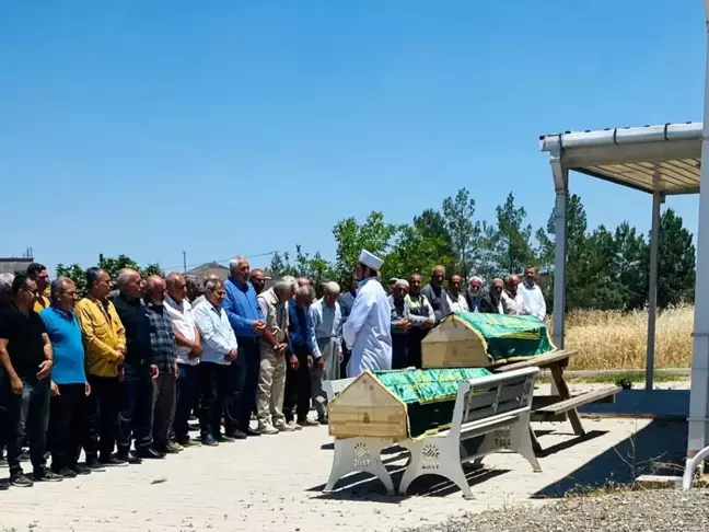 İstanbul'da öldürülen anne ve kızı Adıyaman'da toprağa verildi