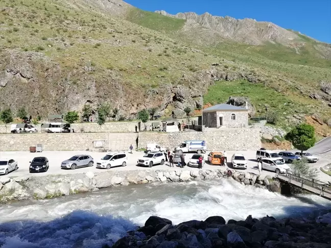 Van'ın Bahçesaray ilçesinde Müküs Çayı serinlemek için tercih ediliyor