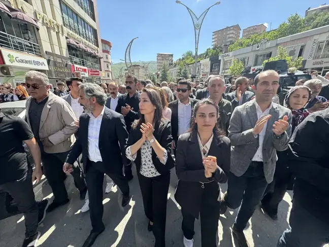 Hakkari'de İzinsiz Yürüyüşe Polis Müdahalesi: Bir Polis Yaralandı