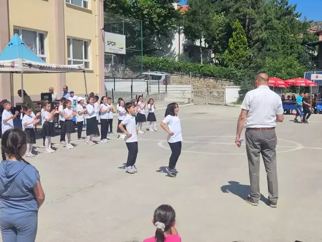 Çorum'un Bayat ilçesinde ilkokul öğrencileri yıl sonu şenliği düzenlendi