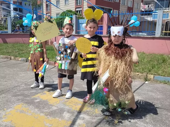 Samsun'da Minik Öğrencilerden Atık Malzemelerle Defile