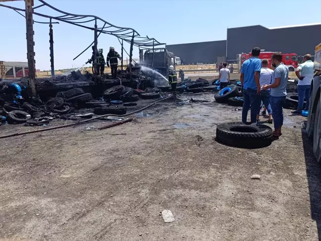 Gaziantep'te Park Halindeki Tır Alev Aldı