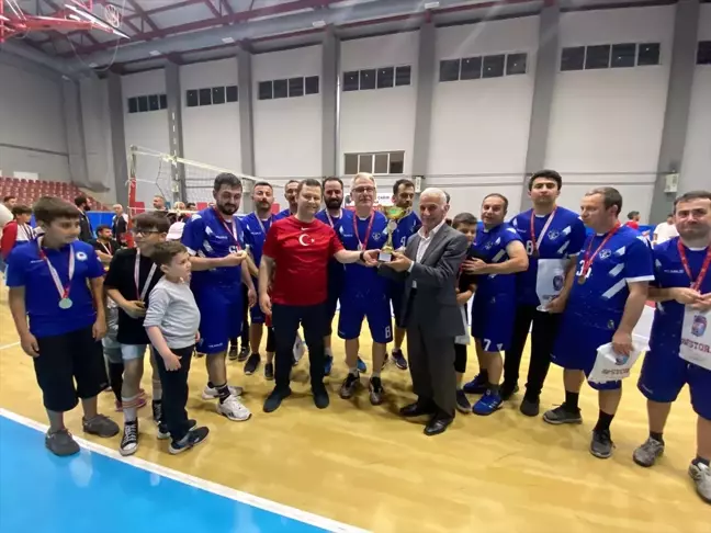 Of'ta düzenlenen voleybol turnuvasında Filenin Uşakları şampiyon oldu