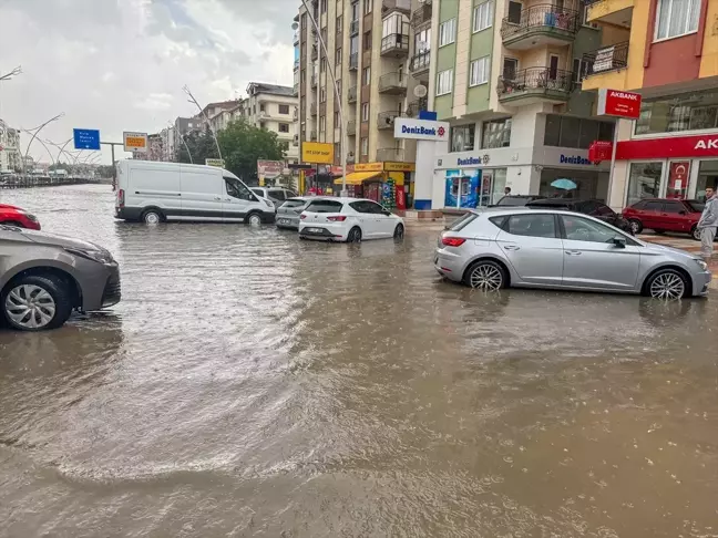 Uşak'ta Sağanak ve Dolu Hayatı Olumsuz Etkiledi