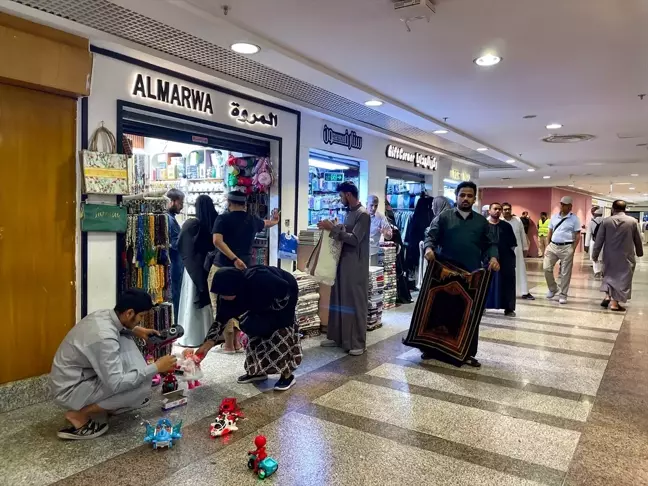 Hacı adayları Kabe çevresinde alışveriş merkezlerinde yoğunluk yaşıyor