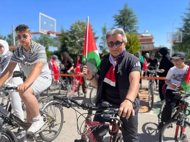 Isparta'da öğretmen ve öğrenciler İsrail'in saldırılarını protesto etmek için pedal çevirdi