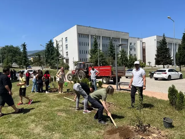 OMÜ'de Fidan ve Çiçek Dikim Etkinliği Gerçekleştirildi