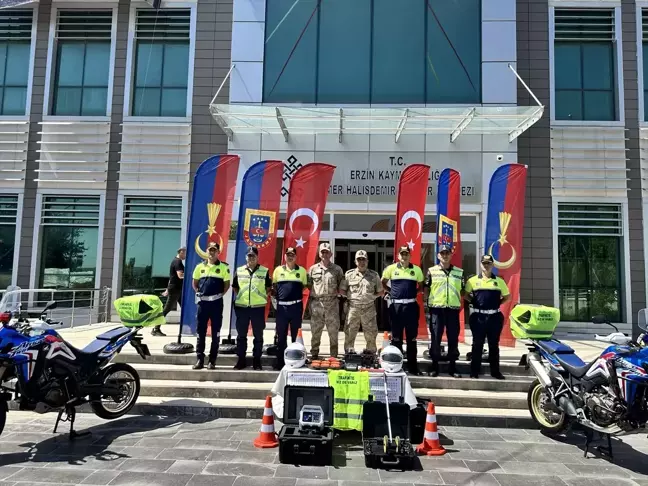 Erzin'de Motosiklet ve Bisiklet Sürücülerine Reflektif Yelek Dağıtıldı