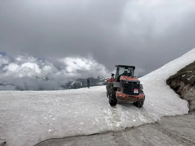 Rize'de Yayla Yollarında Karla Mücadele Çalışmaları Devam Ediyor