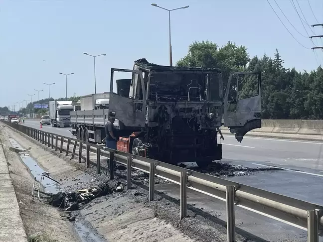 Sakarya'da seyir halindeki tır alev aldı