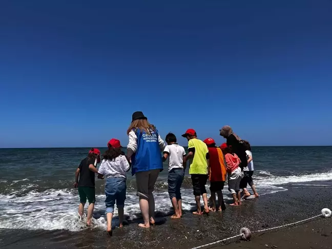 Samsun'da Karacak İlkokulu öğrencileri denizle buluştu