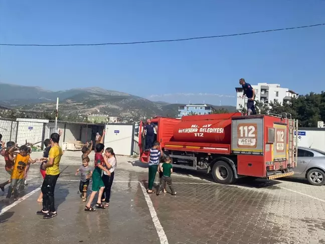 Belen'deki Öğrencileri Serinleten İtfaiye Ekipleri