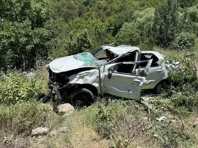 Balıkesir'de Otomobil Şarampole Devrildi: 2 Kişi Hayatını Kaybetti