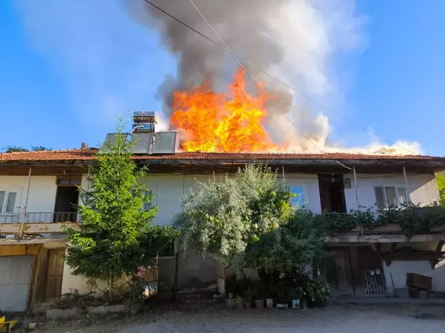 Sakarya'nın Taraklı ilçesinde çıkan yangında 2 ev ile depo kullanılamaz hale geldi