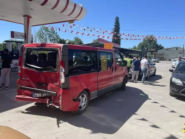 Sakarya'da hafif ticari araç minibüse çarptı: 5 yaralı