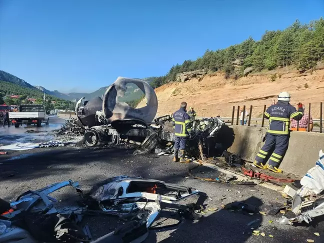 Adana'da akaryakıt tankerinin karpuz yüklü tıra çarpması sonucu çıkan yangın söndürüldü