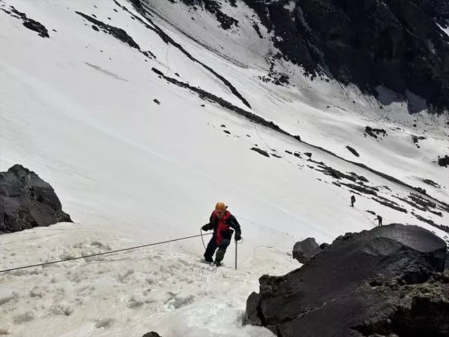 Ağrı Dağı'nda İranlı dağcının cesedi indirildi