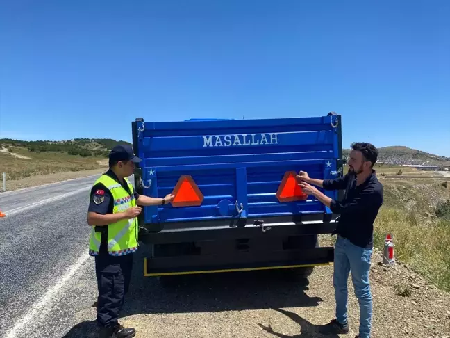 Yozgat Merkez İlçe Jandarma Komutanlığı Traktör Sürücülerine Trafik Bilgisi Verdi