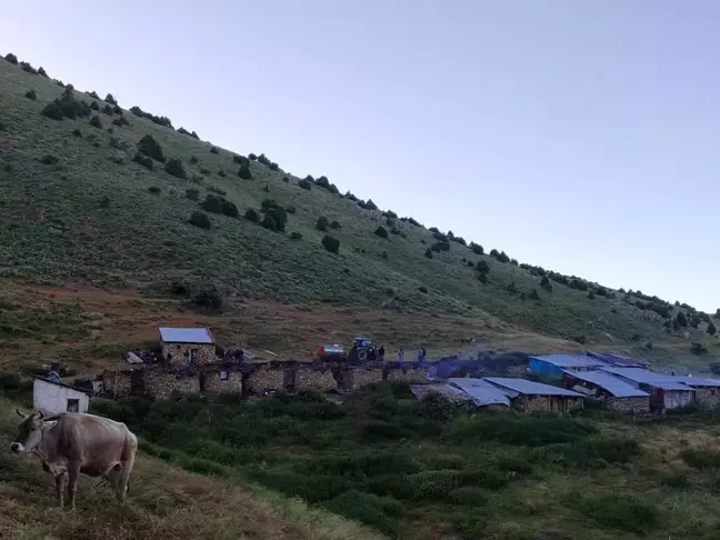 Sivas'ın Hafik ilçesinde sobadan çıkan yangında 5 yayla evi kullanılamaz hale geldi