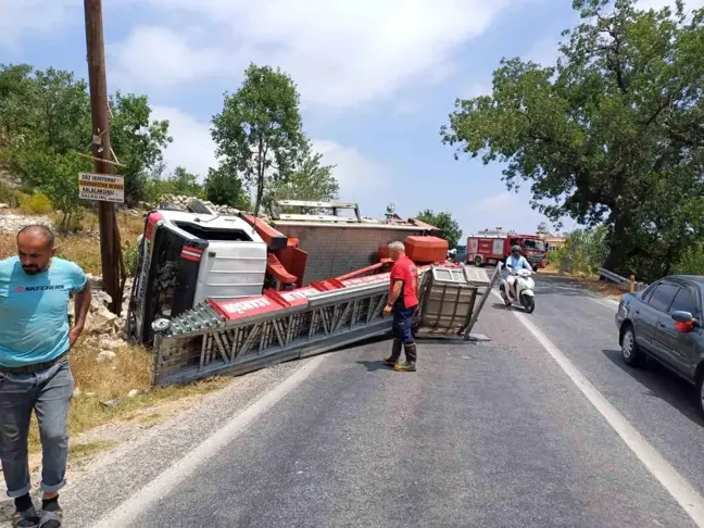 Mersin'de asansörlü kamyonet devrildi, bir kişi yaralandı