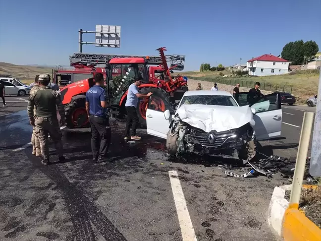 Ağrı'da otomobil ile traktör çarpışması: 3 kişi yaralandı