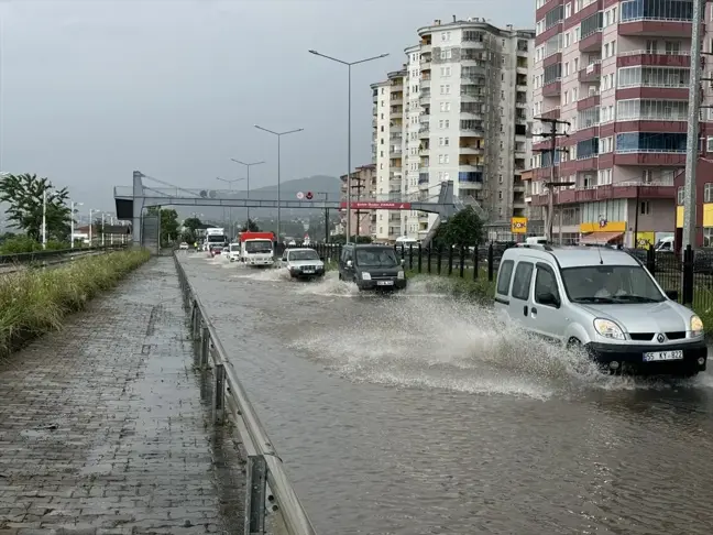 Rize'de Şiddetli Yağış Sonucu Toprak Kaymaları Meydana Geldi