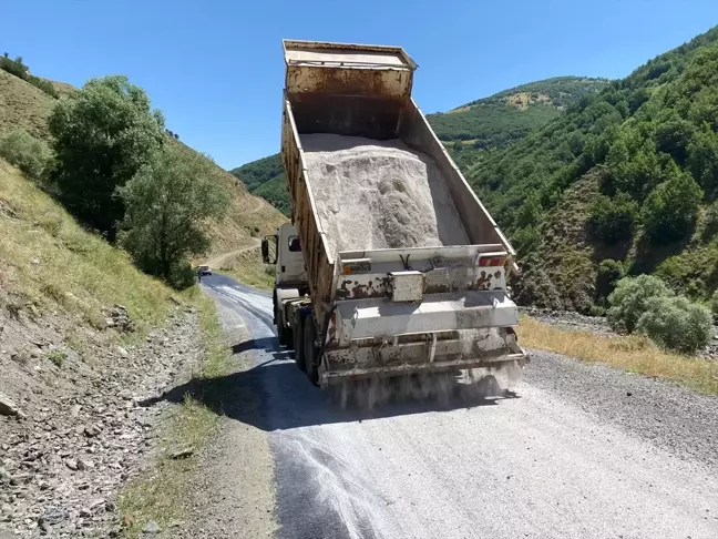 Muş İl Özel İdaresi, Sıcak Havada Asfalt Yolları Kumlama Çalışması Yaptı