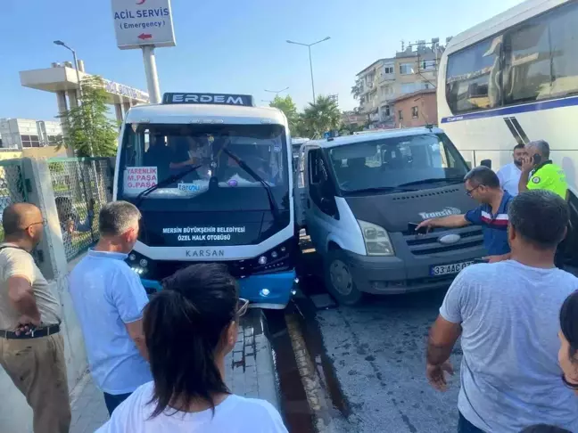 Tarsus'ta Özel Halk Otobüsü Hastane Duvarına Çarptı