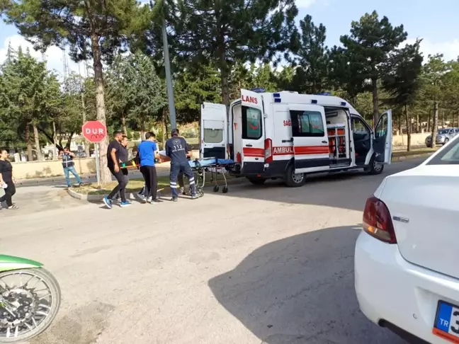 Isparta'da hafif ticari araç ile motosikletin çarpışması sonucu ehliyetsiz sürücü yaralandı