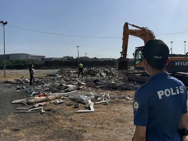 Bahçelievler'de çöken binanın enkazında kıymetli eşya arama çalışmaları devam ediyor