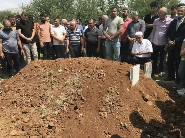 2 Kız Kardeş Yan Yana, 8 Aylık Bebek Annesinin Kucağında Defnedildi