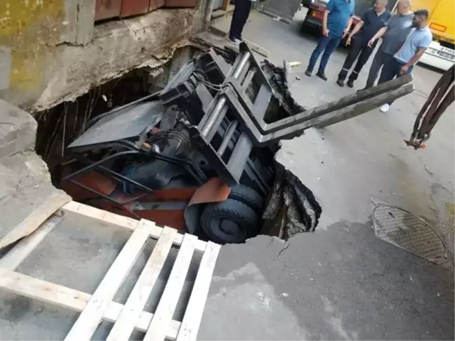 Bayrampaşa'da Sanayi Sitesinde Yol Çöktü, Forklift Vinçle Kurtarıldı