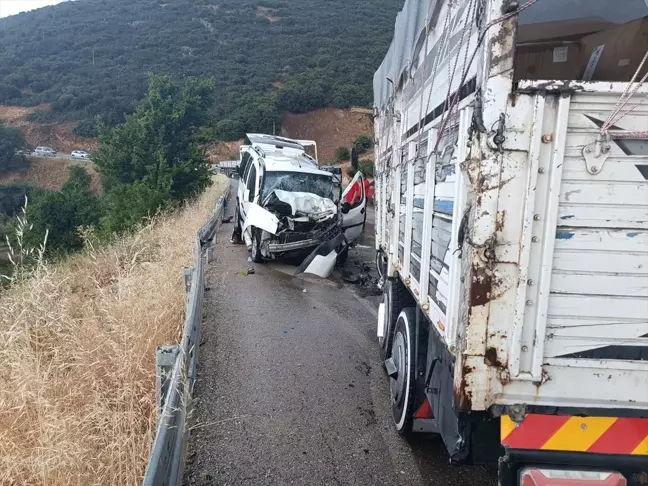 Isparta'da kamyon ile hafif ticari araç çarpıştı: 5 yaralı