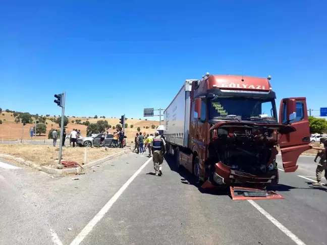 Mardin'de tır ile otomobil çarpıştı: 5 yaralı