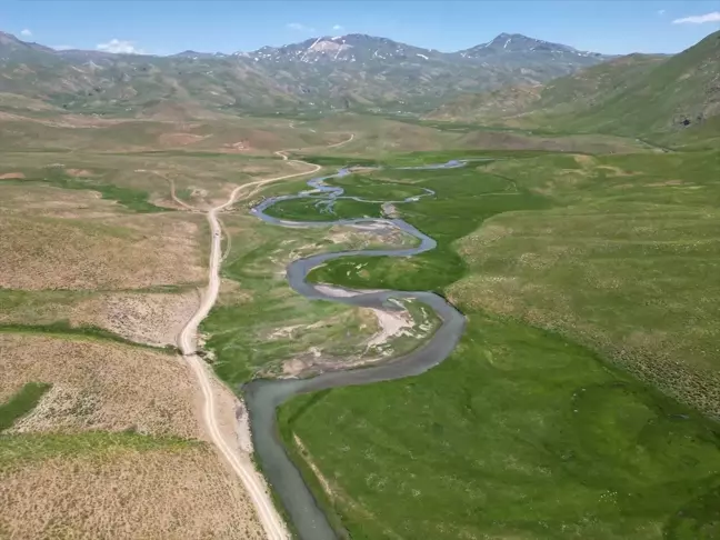 Şırnak'taki Faraşin Yaylası'ndaki Menderesler Dronla Görüntülendi