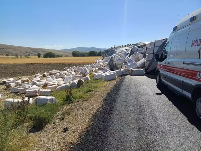 Dinar'da Kamyon Yol Ortasında Yan Yattı, 1 Kişi Yaralandı