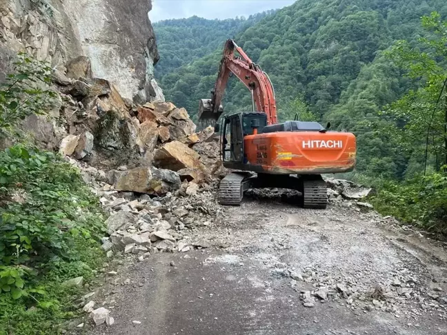 Giresun Espiye'de heyelan nedeniyle kapanan yol yeniden açıldı