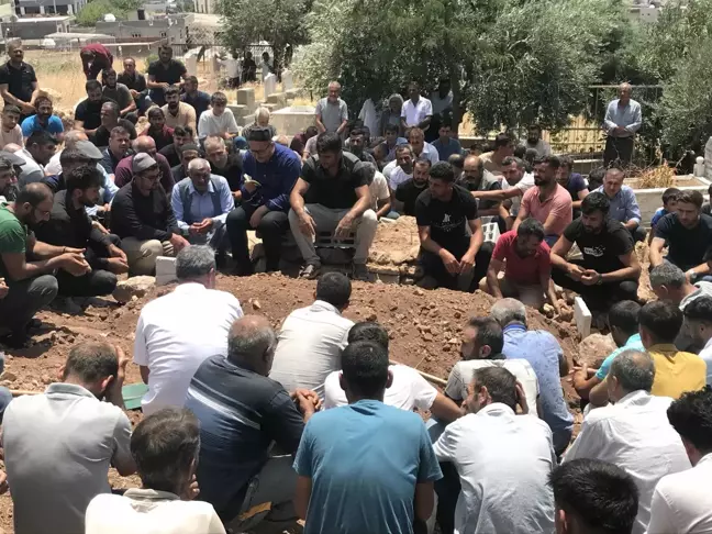 İzmir'deki patlamada hayatını kaybeden 2 çocuk annesi Ruken Çağur toprağa verildi